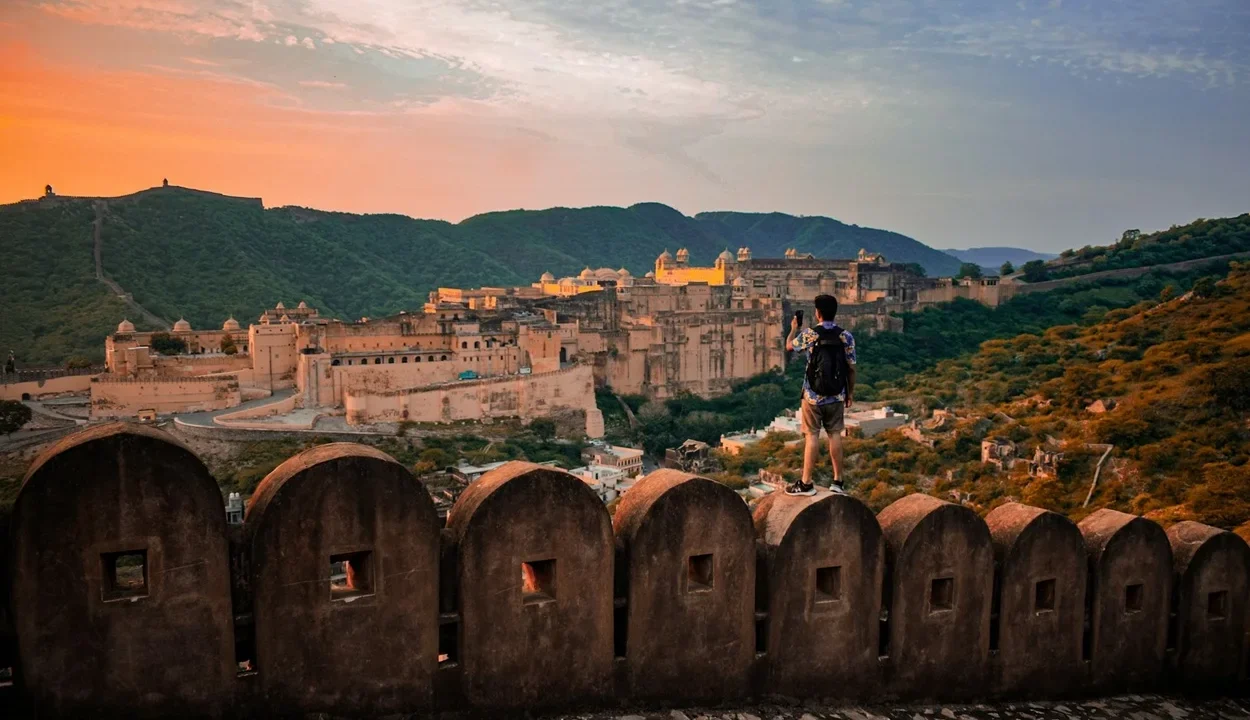 Grand view of Amer Fort and Maota Lake in Jaipur on a clear morning, representing the best time to visit India