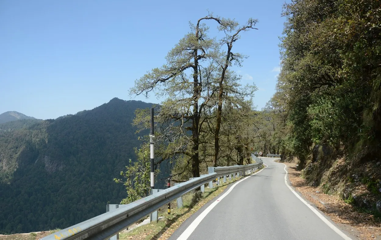 Scenic mountain road on the way from Delhi to Chopta via Devprayag