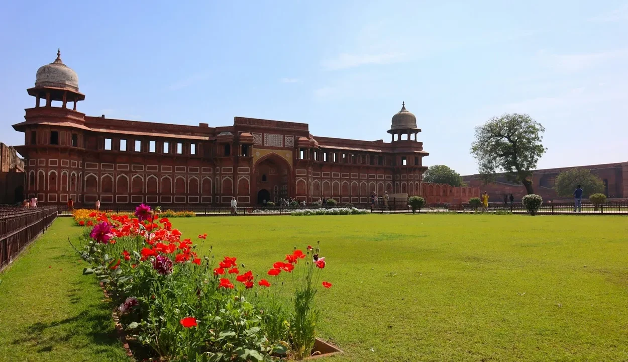 ahangiri Mahal exterior and courtyard garden for the Agra Fort Guide: History, Timings, Tickets & Travel Tips