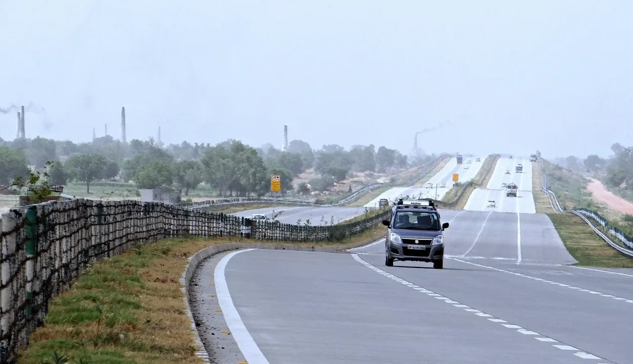 Delhi to Agra road trip guide showing a car driving on the Yamuna Expressway highway