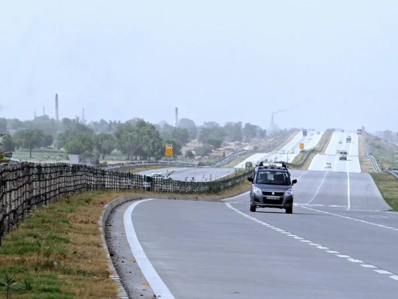 Delhi to Agra Road Trip Guide: Best Routes, Pitstops & Driving Tips