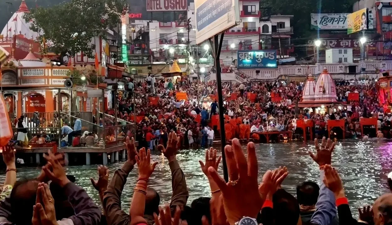 Evening Ganga Aarti ritual at Har Ki Pauri in Haridwar with illuminated ghats and devotees