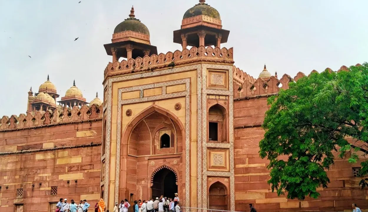 Badshahi Darwaza entrance gate at Fatehpur Sikri guide to Mughal architecture