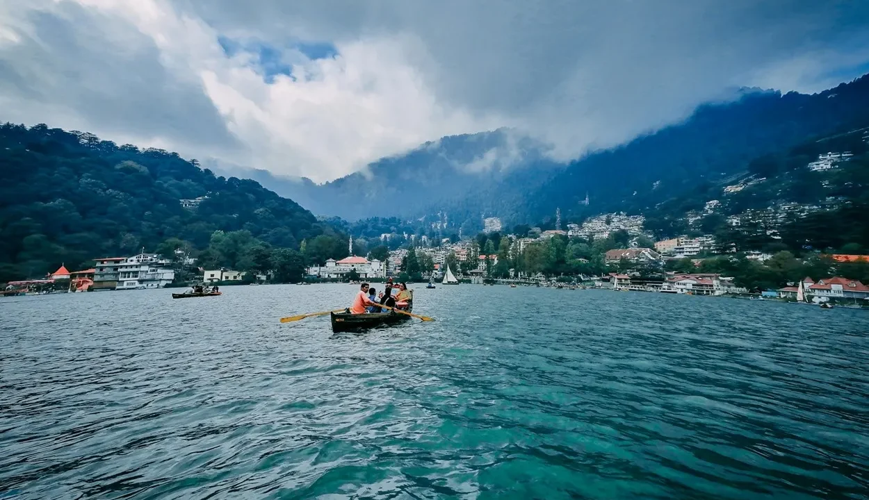Panoramic view of travelers boating on the emerald waters of Naini Lake for our complete Naini Lake guide.